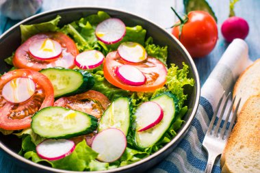 Salatalı, domatesli, salatalı, salatalıklı ve turplu vejetaryen salatası.