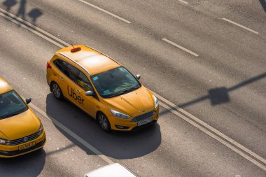 Moskova, Rusya, 6 Eylül 2019 - Uber logolu taksi şehir caddesi boyunca ilerliyor.