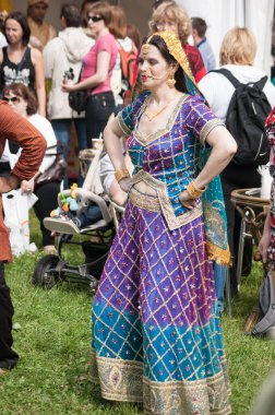 Rusya, Moskova 16 Haziran 2012, Hermitage Garden, Gıda Festivali - Hint geleneksel kıyafetleri içindeki genç kadın yoga egzersizleri gösteriyor