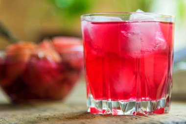 Kırsal alanda buzlu kırmızı meyve suyu.
