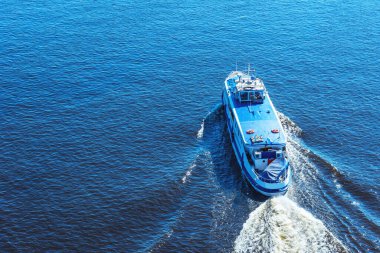 Mavi denizde harika bir tekne. Manzaralı.