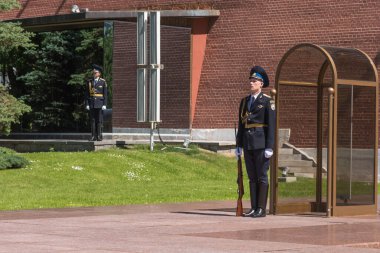 Rusya, Moskova, 29 Mayıs 2018 - Kremlin duvarının yakınındaki Bilinmeyen Asker onuruna Ebedi Alev 'de onur kıtası