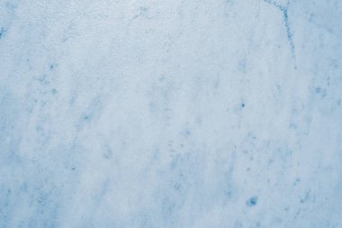 Güzel mavi taş zemin - güneş ışığı yansımaları ile cilalanmış mermer yüzey