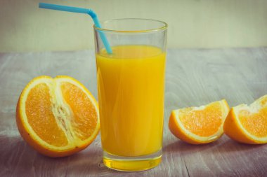 Bir bardak elma suyu ve doğranmış portakal - sağlıklı beslenme konsepti, hafif kahvaltı