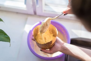 Kadın hamuru pişirme kabına koyar - doğal ışık