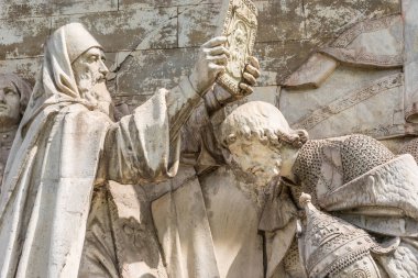 Rusya, Moskova, Donskoy Manastırı 'ndan Necropolis 18 Mayıs 2018 - Radonezh Sergius, Prens Dmitry Donskoy' u kutsa, 1849, heykeltıraş A. V. Loganovsky, eski İsa Katedrali 'nin süslemelerinin kalıntıları.