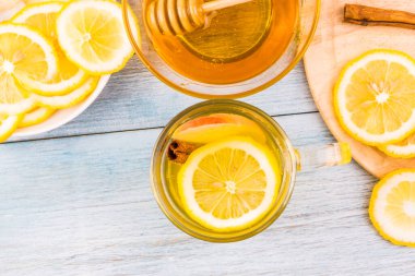 Ballı çay ve limonlu çay. Sağlıklı ve doğal yiyecek kavramı.