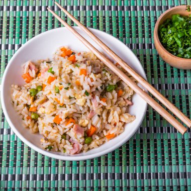 Çin pilavı, Çin usulü geleneksel bir pirinç, yumurta, jambon, bezelye, havuç ve baharat tabağıdır.