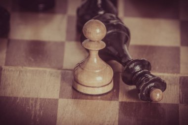 Basit eski satranç taşları - satranç tahtasına yakın çekimde satranç taşları