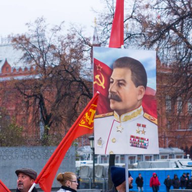 Moskova, Rusya, 7 Kasım 2017 Ekim Devrimi 'nin onuruna Stalin' in portreleri ve kırmızı bayraklarla yapılan geçit töreninde.
