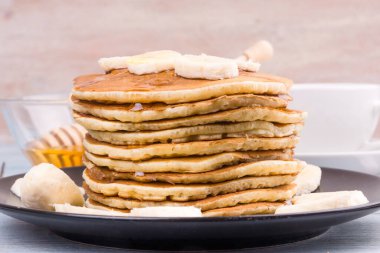 Muz dilimleri ve ballı geleneksel Amerikan krepleri. 