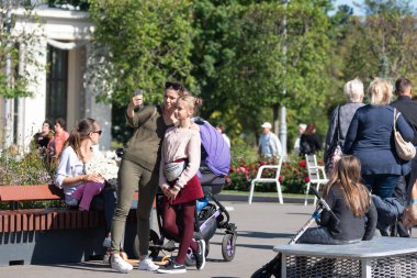 Moskova, Rusya, 28 Ağustos 2019 Çekici bir anne ve kız selfie çekiyor.