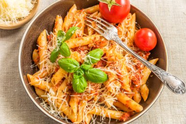 Makarna All 'Arrabbiata, geleneksel İtalyan yemeği. Domates soslu, fesleğenli ve parmesan peynirli makarna.