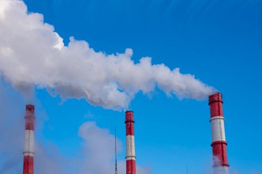 Mavi gökyüzündeki bacadan endüstriyel duman - ekoloji sorunları, küresel ısınma