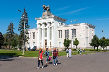 Moskova, Rusya, 29 Ağustos 2019 - EnEA 'nın çatısında bir boğa heykeli bulunan Pavilion et endüstrisi