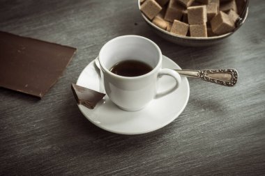 Masada yarısı boş kahve ve çikolata var.