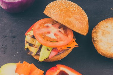 Arka planda fırında sebzeli vejetaryen burger. Üst manzara, kopyalama alanı.