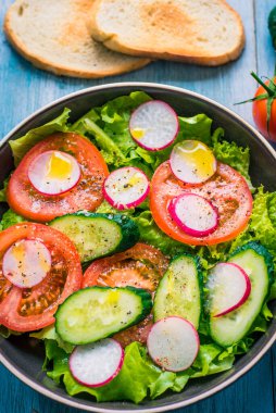 Salatalı, domatesli, salatalıklı ve turplu vejetaryen diyet salatası.