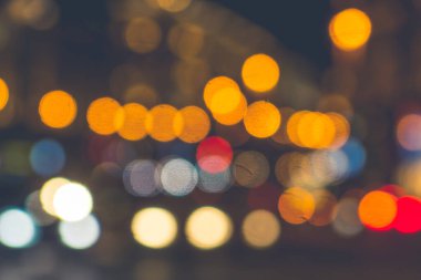 Gece şehrinin parlak ışıkları - güzel bulanık arka plan