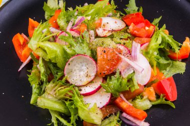 Kırmızı biberli, turplu, marullu, soğanlı, domatesli, tuzlu ve biberli taze salata.