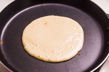 Kızartma tavasında kızartılmış gözleme - üst manzara