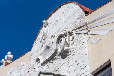 Saratov, Rusya, 14 Mart 2019: 20. yüzyılın başlarında Rusya 'nın taşra mimarisinin tarihi bir garaj binasındaki bir aracın tahliyesi