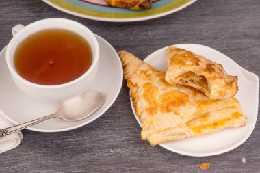 Lezzetli altın üçgenler yakın plan poğaça