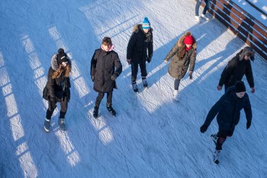 Rusya, Moskova, VDNH, 10 Ocak 2018 - İnsanlar güneşli bir kış gününde dinlenip paten kayıyorlar - yukarıdan bir manzara