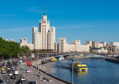 Moskova, Rusya, 7 Mayıs 2018 Moskova şehir manzarası. Kotelnicheskaya Embankment ve Moskova Nehri 'ndeki gökdelen.