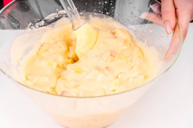 Kadın elmayla hamuru elmalı pasta için karıştırıyor.