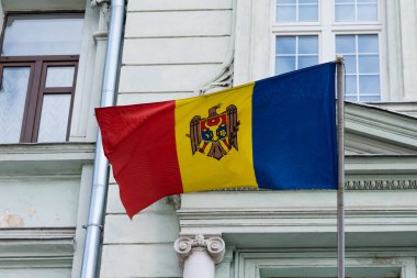 Eski binanın arka planında Moldova bayrağı