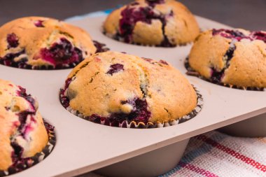 Ev yapımı kekleri pişirme şeklinde hazırlayın.