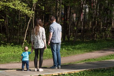 Rusya, Moskova, Izmaylovsky Parkı, 9 Mayıs 2018 - Parkta küçük bir çocuğu olan genç bir aile