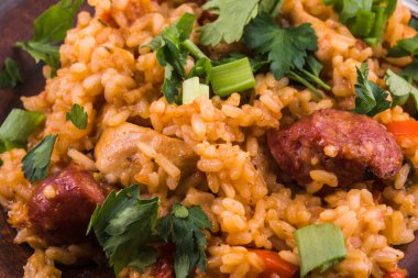 Klasik Louisiana Jambalaya. Tavuk, pirinç ve füme sosis. Yakın plan.