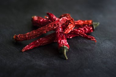 Koyu bir arka planda kırmızı kırmızı kırmızı biber kabukları.