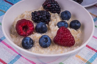 Meyveli yulaf ezmesi - sağlıklı organik kahvaltı