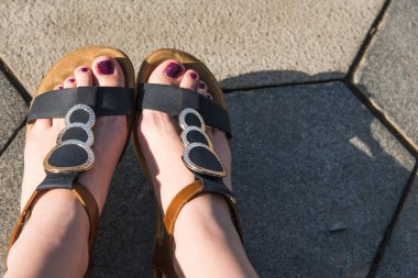 Sandaletlerdeki kadın ayakları.
