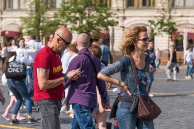 Rusya, Moskova 13 Mayıs 2018 - Avrupalı yaşlı turistler şehirde dolaşıyor