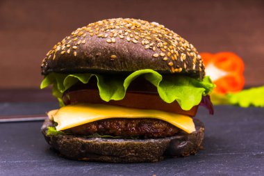 Karanlık arka planda ev yapımı çizburger. Yakın plan.