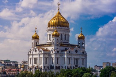 Moskova 'daki Kurtarıcı Katedral İsa güzel mavi gökyüzünün arka planında bulutlarla