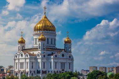 Moskova 'daki Kurtarıcı Katedral İsa güzel mavi gökyüzünün arka planında bulutlarla
