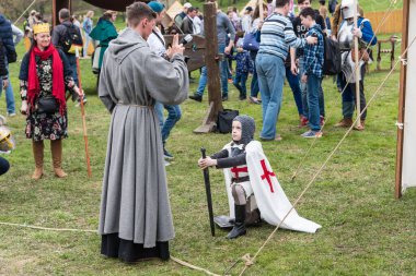 Rusya, Moskova, Kolomenskoye Parkı, 2 Mayıs 2018 - Ortaçağ Fuarı 'nın yeniden inşası
