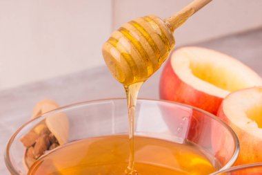 Bal, elma, tahta kaşık, ceviz ve badem.