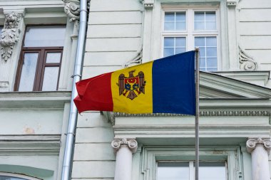 Eski binanın arka planında Moldova bayrağı