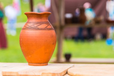 Kırsal alanda bir masada geleneksel kil sürahi