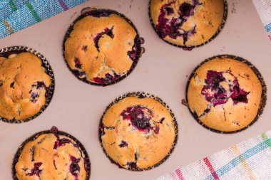 Ev yapımı kekleri pişirme şeklinde hazırlayın.