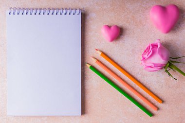 Sevgililer Günü - çizim defteri, renkli kalemler ve güller