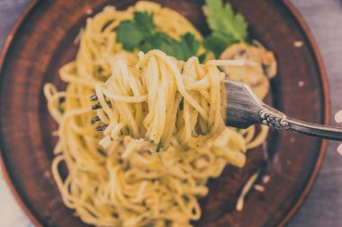 Makarnalı spagetti ile çatal.