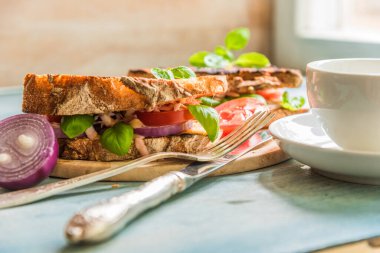 Kaba kahvaltı - domatesli tost ve peynir, meyve çayı