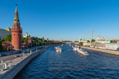 Moskova, Rusya - 18 Mayıs 2019, Kremlin yakınlarındaki Moskova nehri boyunca bir sürü eğlence teknesi yüzüyor.